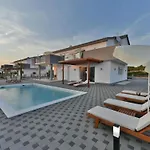 In Croatia Near Adriatic Coast Villa Sukošan