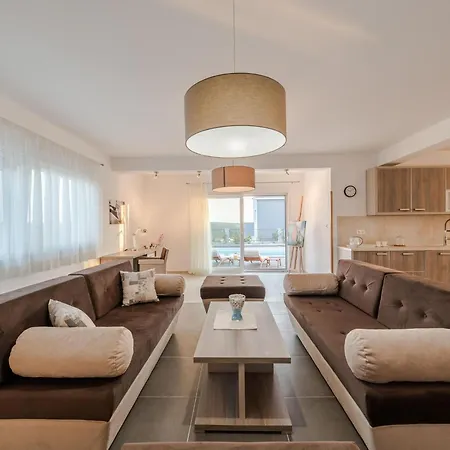 Luxury With Swimming Pool And Terrace