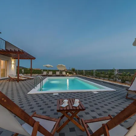 Luxury With Swimming Pool And Terrace