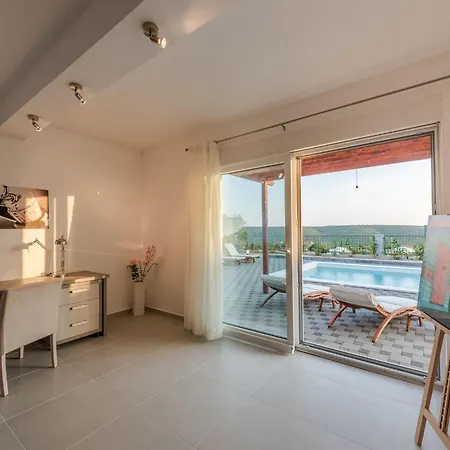 Luxury With Swimming Pool And Terrace Вилла